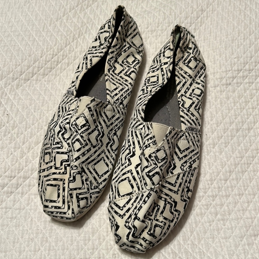 Toms black and white print